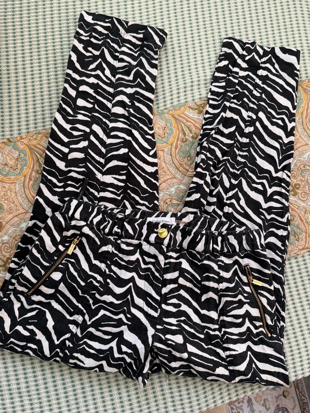 Y2K Calvin Klein Zebra Print Linen Pants Size XS
100% linen
These are precious